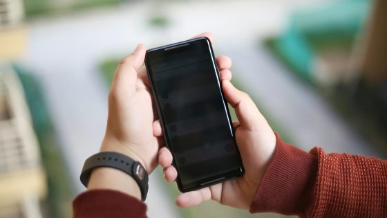 MX Player安卓手机截图，全屏播放模式，左右划屏手势调节亮度音量，字幕显示在画面底部